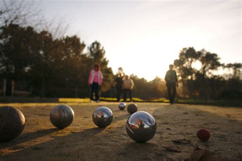 La petanca, el deporte que la moda ama y es tendencia entre